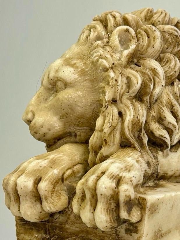 Proantic: Pair Of Reclining Lions In Carved Alabaster After Antonio Ca