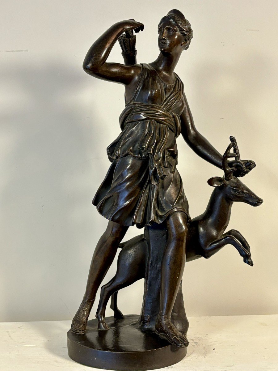 Bronze à patine brun foncé représentant Diane à la biche. D’après l'Antique. 19e siècle