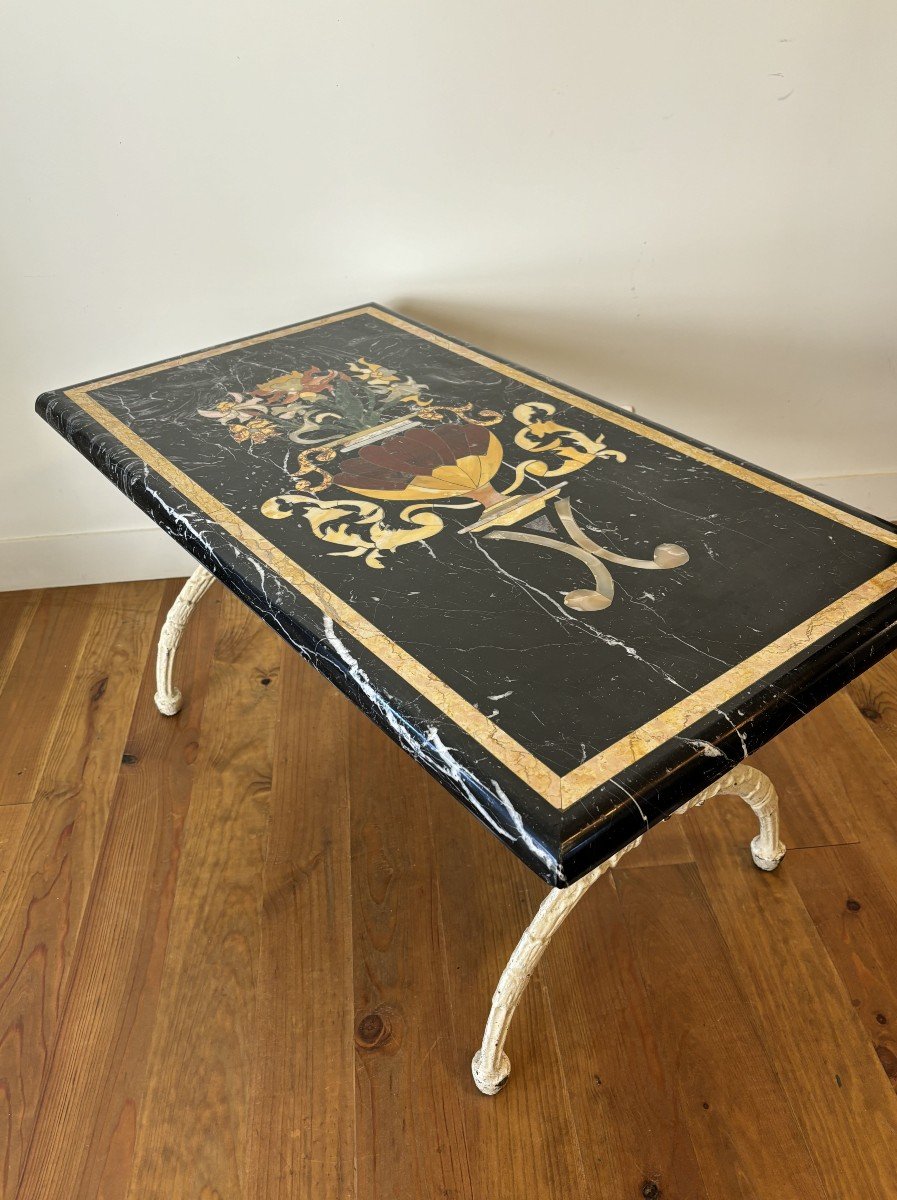 Table basse En Marbre Marqueterie, base en fonte patine crème,  20e Siècle, Italie