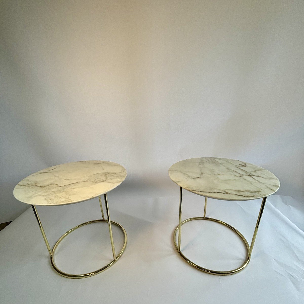 Paire De Tables d'Appoint Ou Tables Basses En Marbre Blanc Biseauté & Laiton, Années 70, Italie