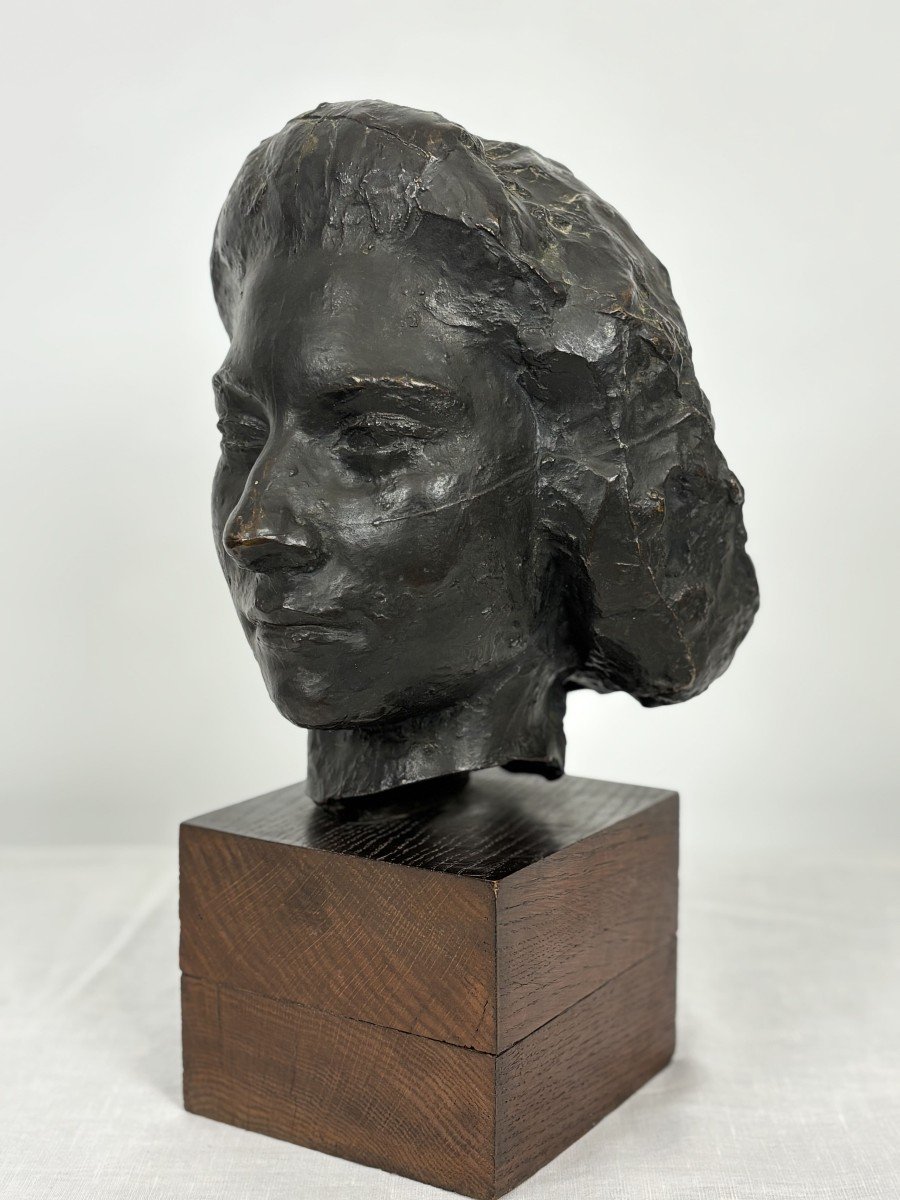 Buste en bronze Tête De Femme Sur Socle En Bois, Patine Brune.