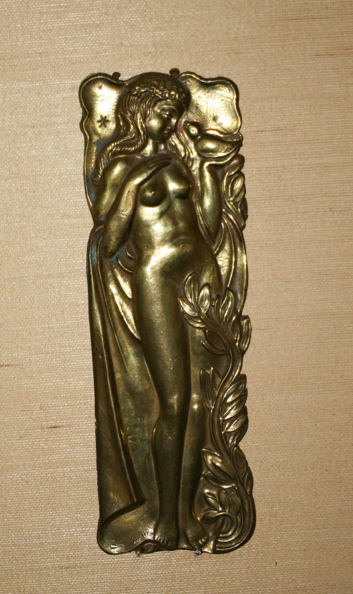 Plaque en bas relief en bronze, femme à la colombe-photo-2