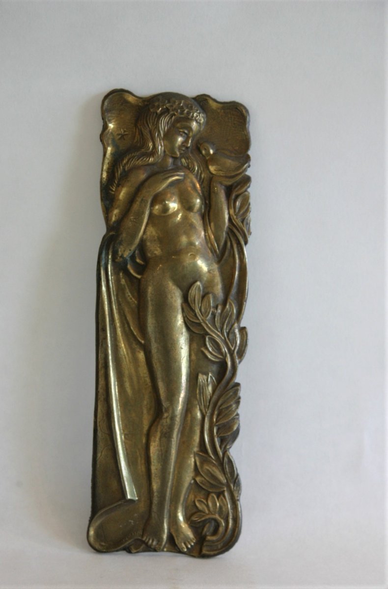 Plaque en bas relief en bronze, femme à la colombe