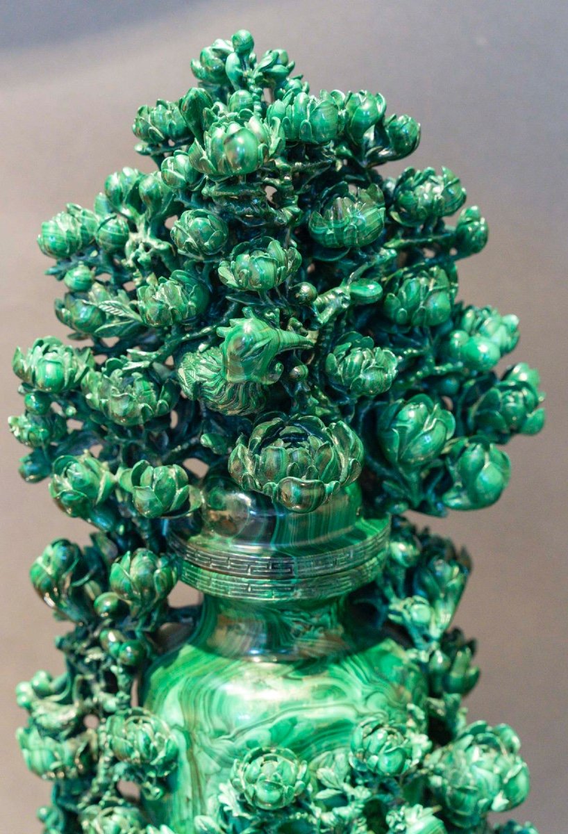 Important Vase Couvert En Malachite Sculptée à Décor De Grues Et Daims Parmi Les Branches De Pi-photo-4