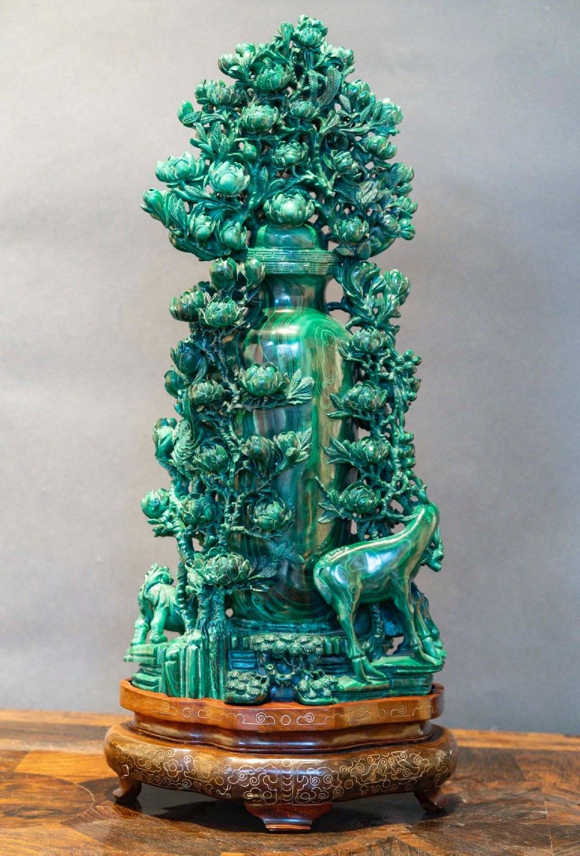 Important Vase Couvert En Malachite Sculptée à Décor De Grues Et Daims Parmi Les Branches De Pi