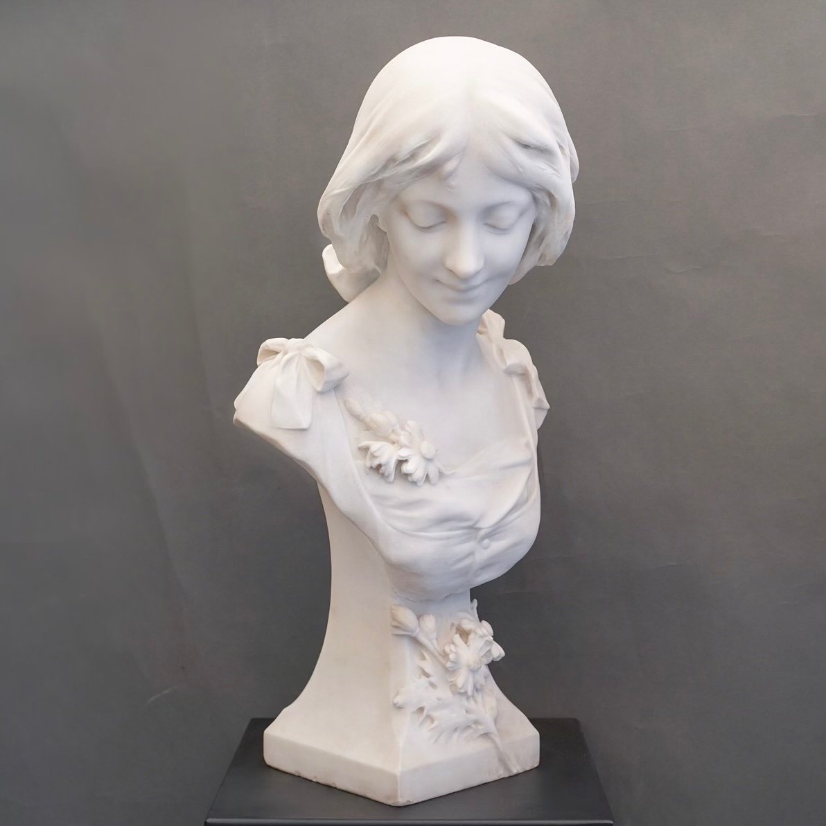 Sculpture - Young Girl With Daisies , Louis - Antoine Gironiella (1871-1941) - Marble-photo-3