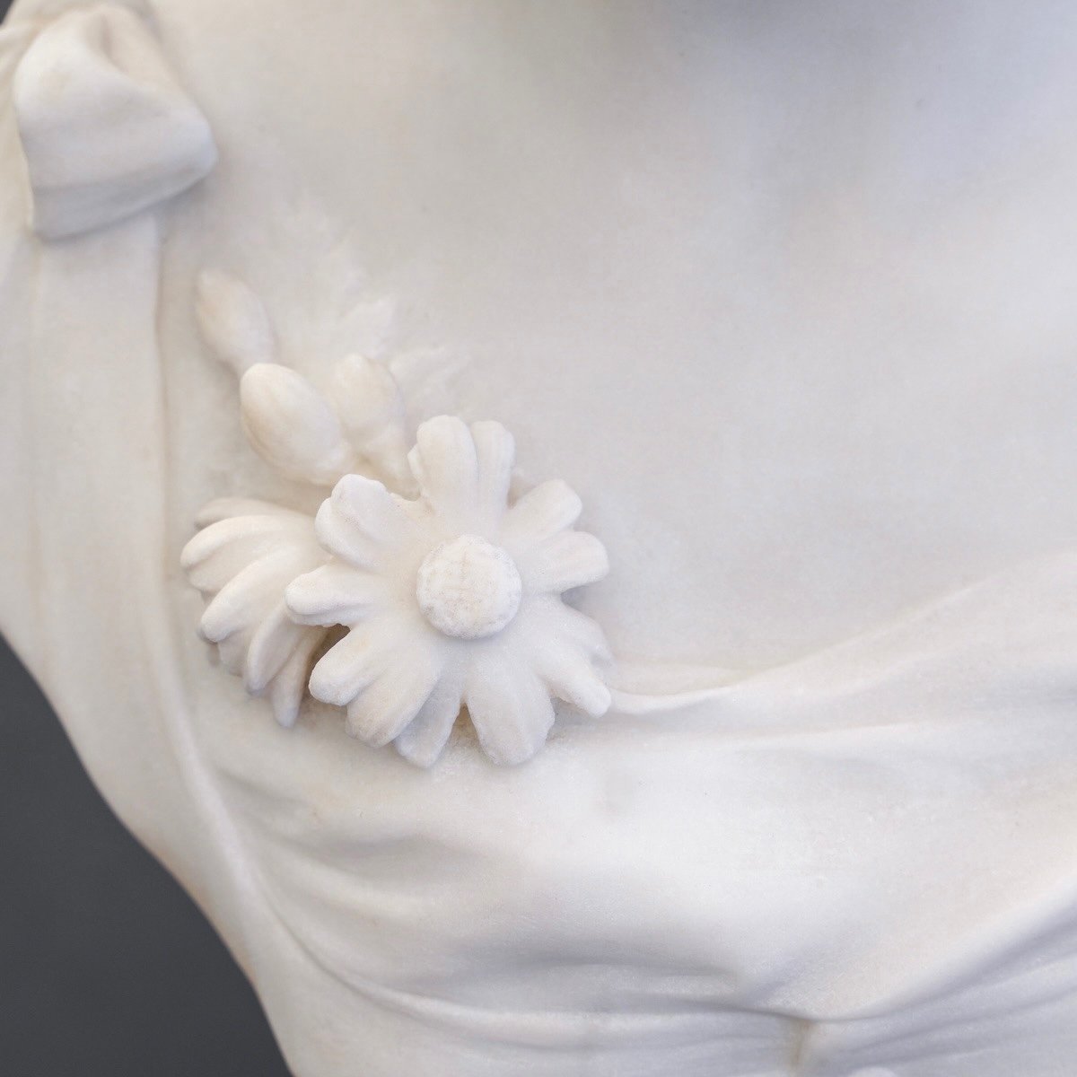 Sculpture - Young Girl With Daisies , Louis - Antoine Gironiella (1871-1941) - Marble-photo-4