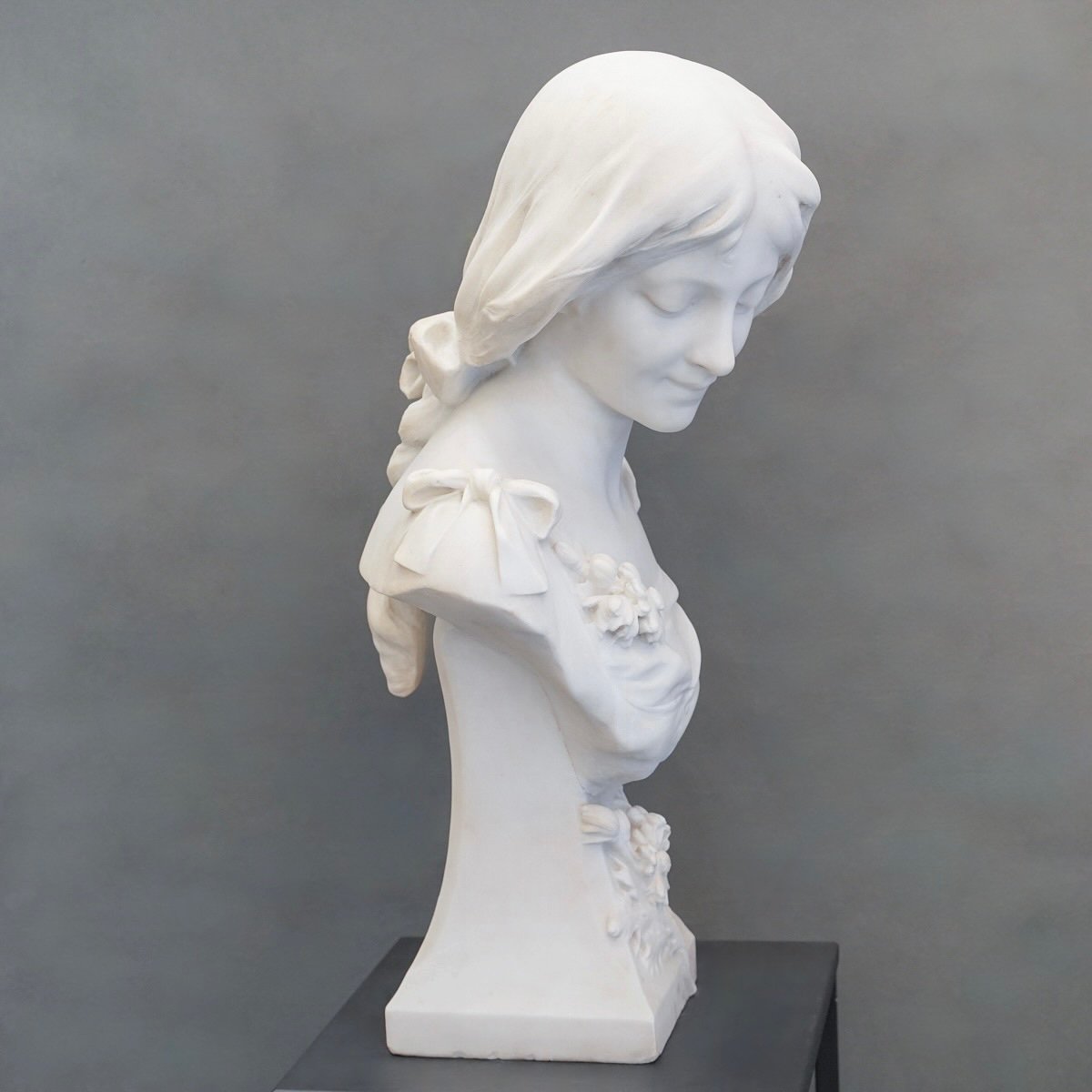 Sculpture - Young Girl With Daisies , Louis - Antoine Gironiella (1871-1941) - Marble-photo-1