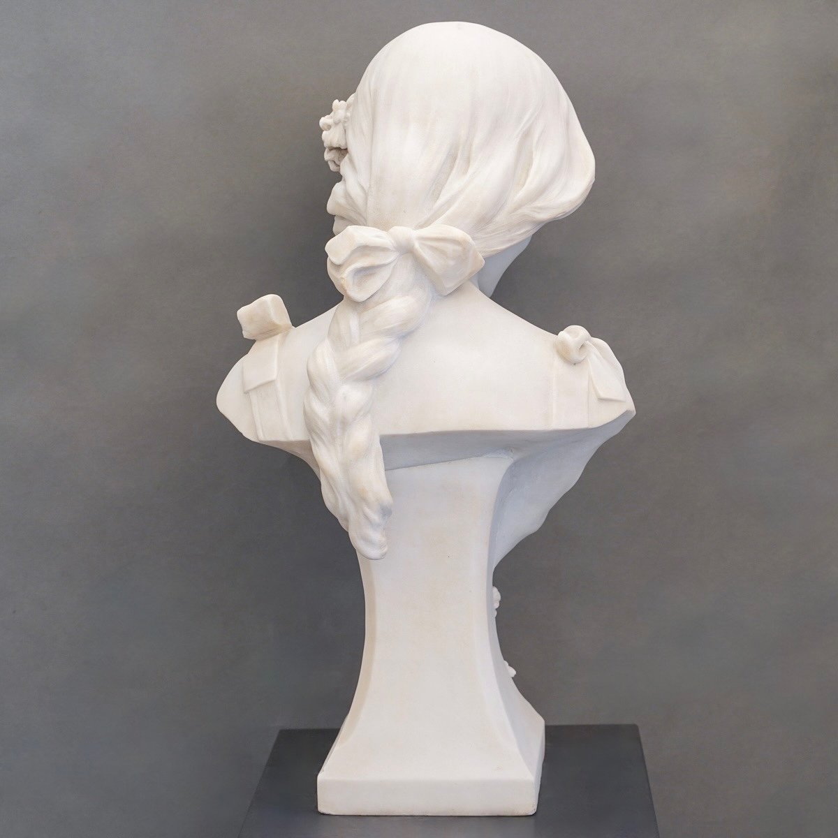 Sculpture - Young Girl With Daisies , Louis - Antoine Gironiella (1871-1941) - Marble-photo-2