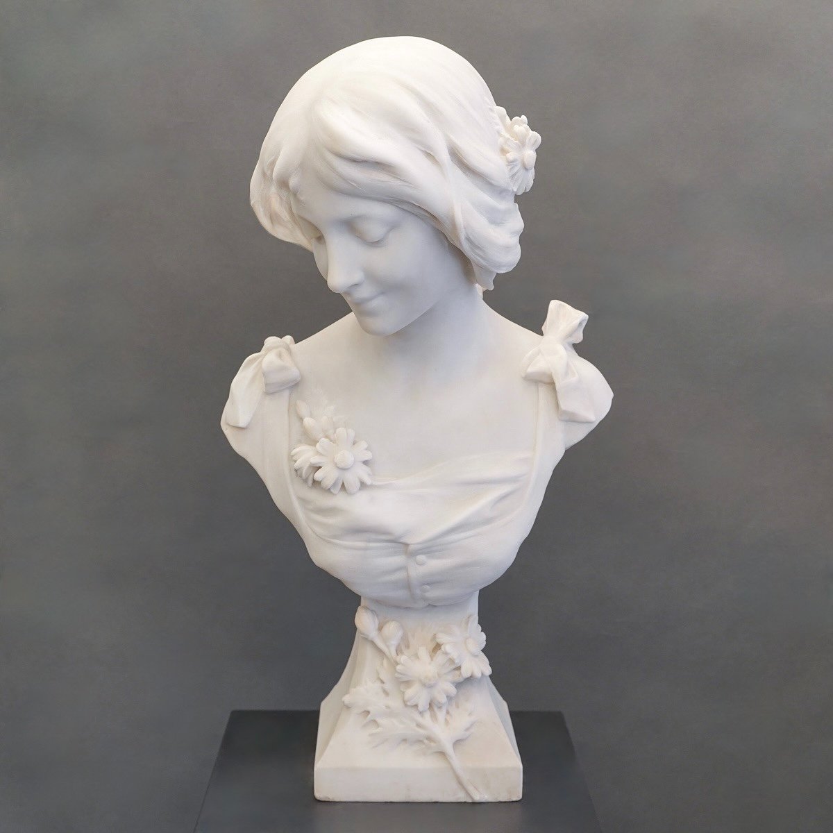 Sculpture - Young Girl With Daisies , Louis - Antoine Gironiella (1871-1941) - Marble