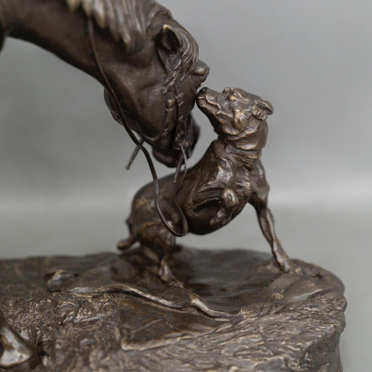 Sculpture - Jument à L’ Écurie Jouant Avec Un Chien  , Pierre - Jules Mêne (1810-1879) - Bronze-photo-3