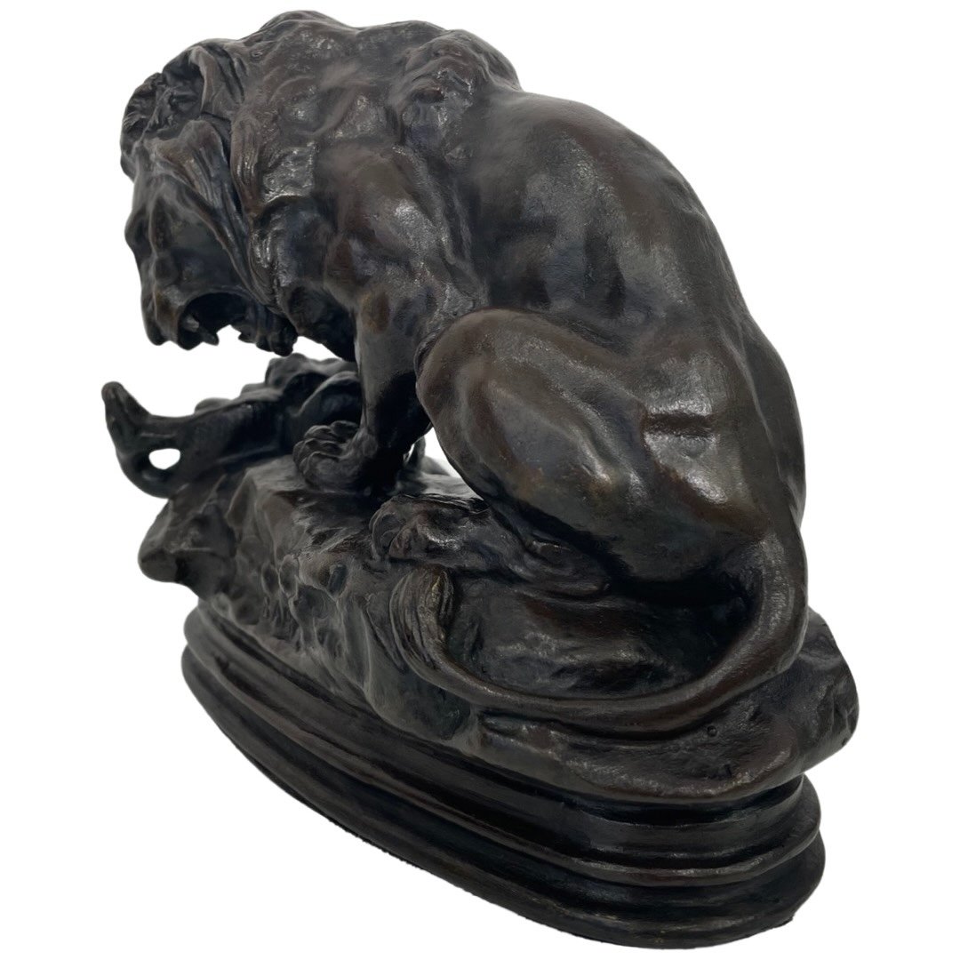 Sculpture - Lion With Snake N° 2 , Antoine - Louis Barye (1795 - 1875) - Bronze-photo-1