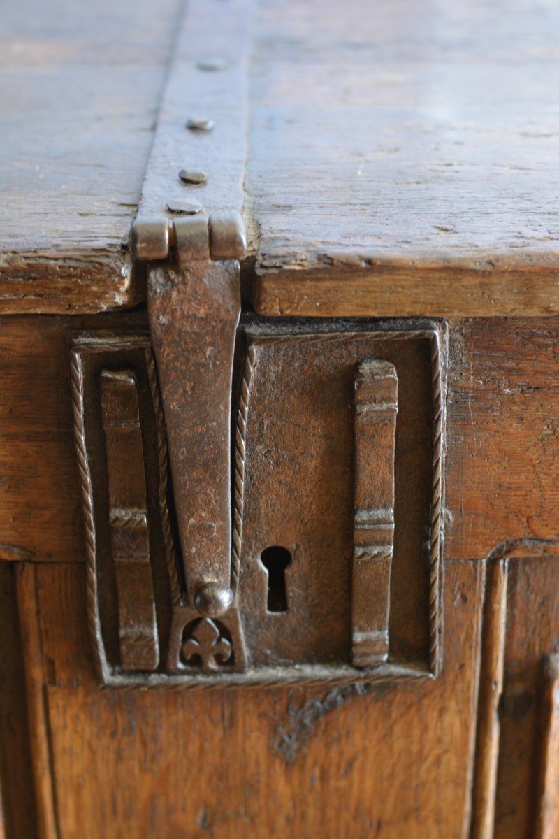 Gothic Chest With Napkin Folds 15th Century-photo-1