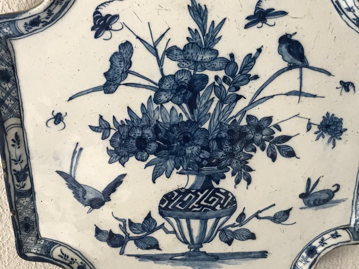 Delft Vers 1740 Belle Plaque En Faïence,en Camaïeu Bleu à Décor De Vase De Fleurs Et D’oiseaux-photo-5