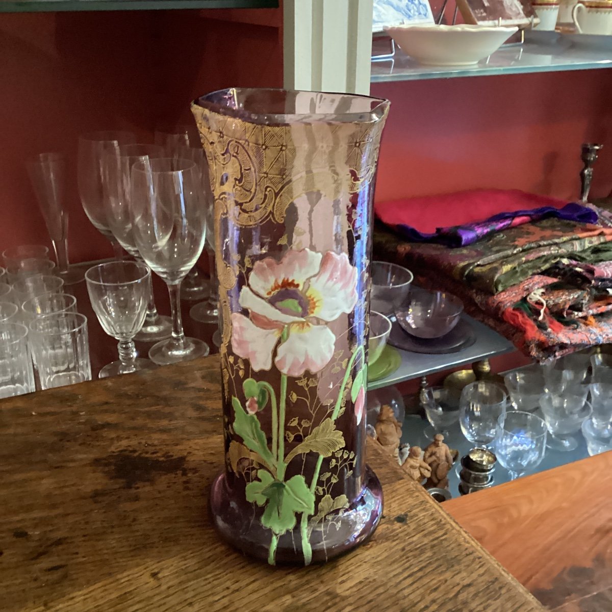 Joli vase en verre violine, émaillé à décor d’anémones non signé 