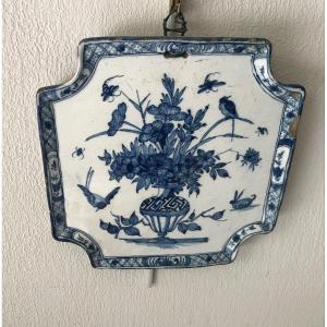 Delft Vers 1740 Belle Plaque En Faïence,en Camaïeu Bleu à Décor De Vase De Fleurs Et D’oiseaux