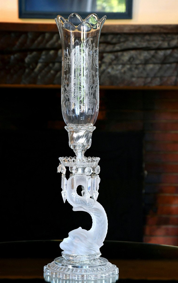 Baccarat : important Chandelier (≃ 60 cm) en cristal satiné, modèle au Dauphin, avec verrine.