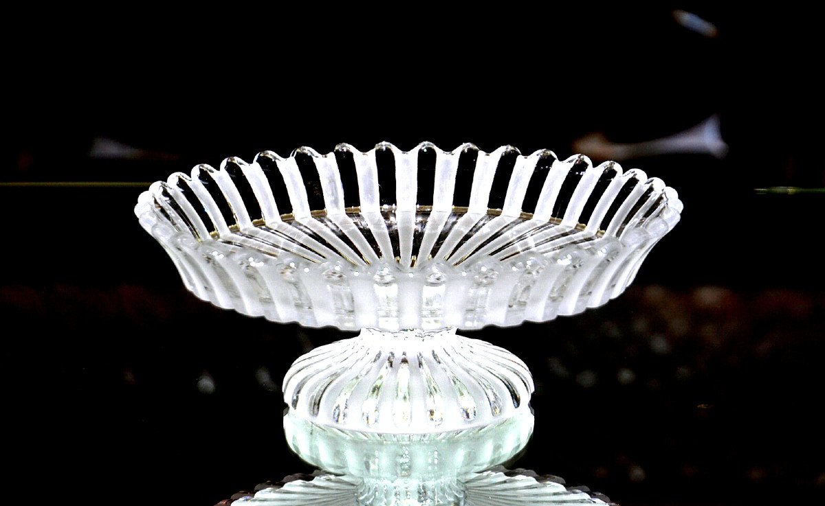 Baccarat. Coupe sur piédouche en cristal clair et satiné, vers 1890, modèle « Côtes Alternées »