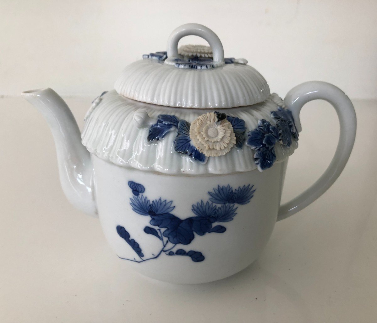 Porcelain Teapot Chrysanthemum Flower By Kika Hirado Mikawachi 19th Century Asia Japan-photo-2