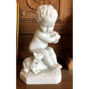 Statue sculpture en Porcelaine Biscuit Villenauxe La Grande  XXème Siècle Enfant chérubin putti et Chat