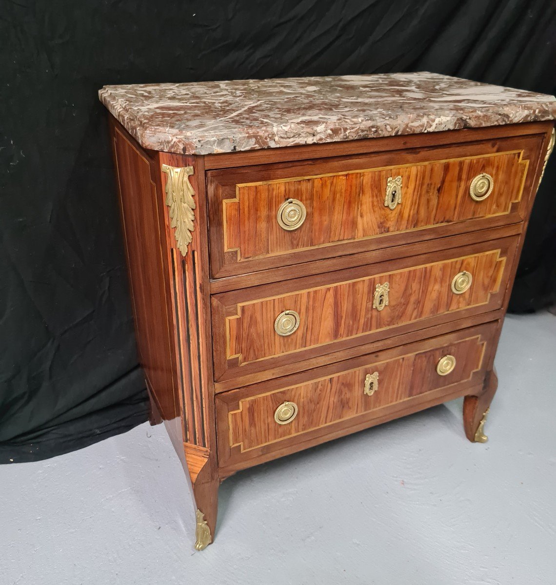 Commode époque Transition Estampillée Etienne Avril (reçu Maitre En Novembre 1774) -photo-1