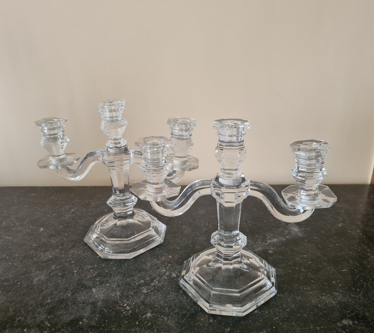 Paire De Bougeoirs En Cristal De Baccarat Modèle Regence , Signés Sous La Base. 