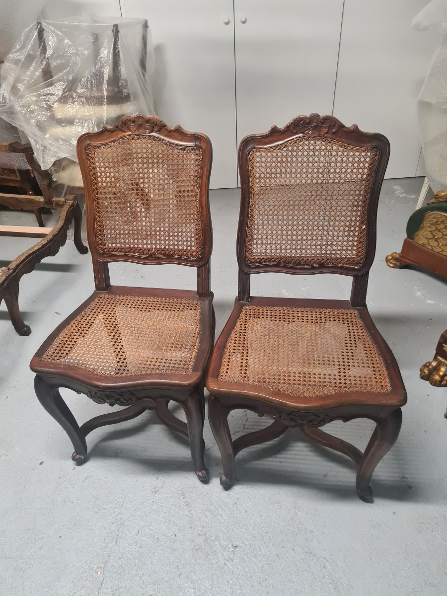 Paire De Chaises En Bois Ciré Et Sculpté ; Début De l'époque Louis XV 