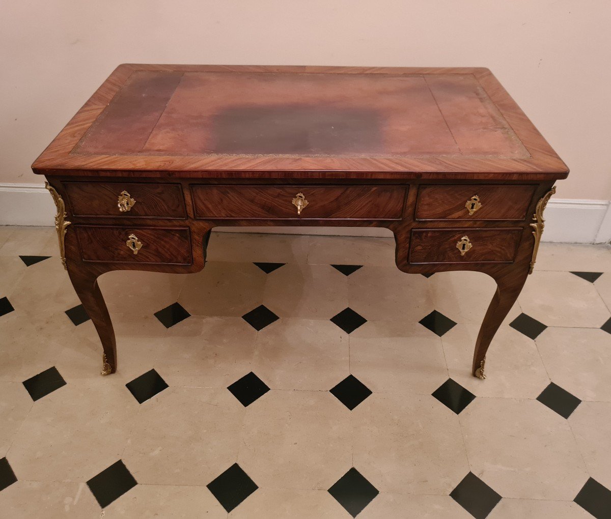 Bureau Plat En Noyer Et Placage De Ronce De Noyer . Epoque Louis XV. -photo-2