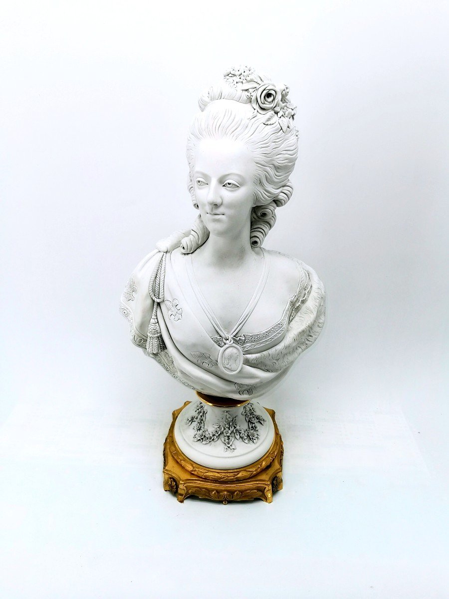 Sculpture Porcelaine - Buste de Marie Antoinette en Biscuit - XIX ème