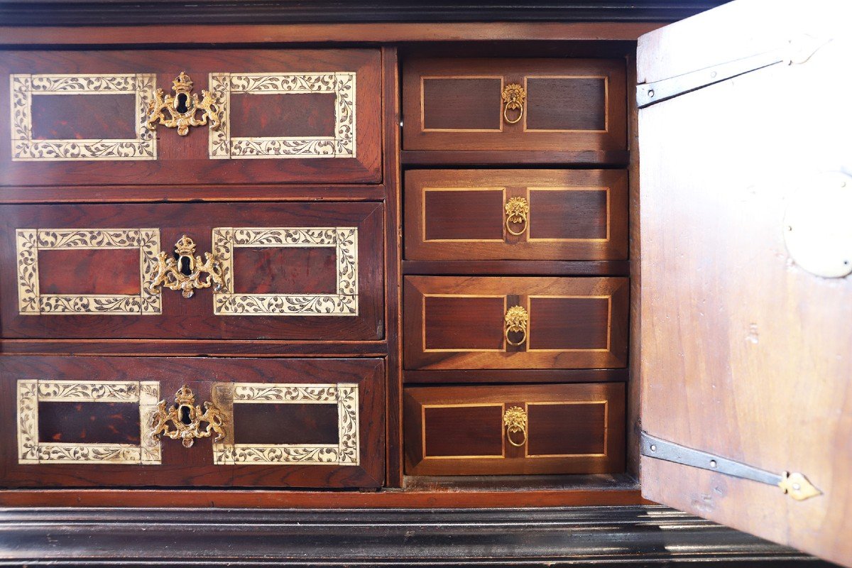 17th Century Walnut Veneer Cabinet-photo-4