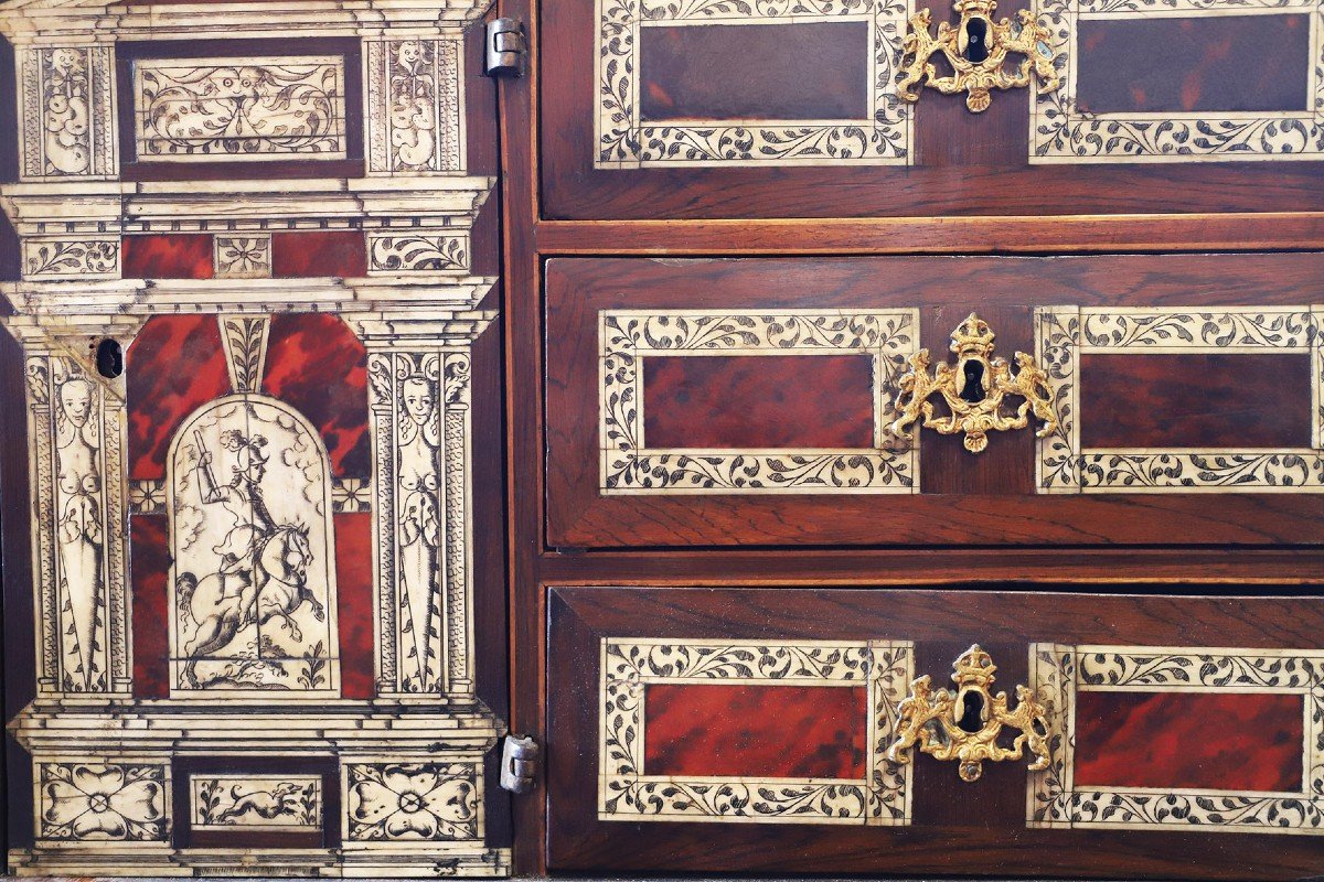 17th Century Walnut Veneer Cabinet-photo-1