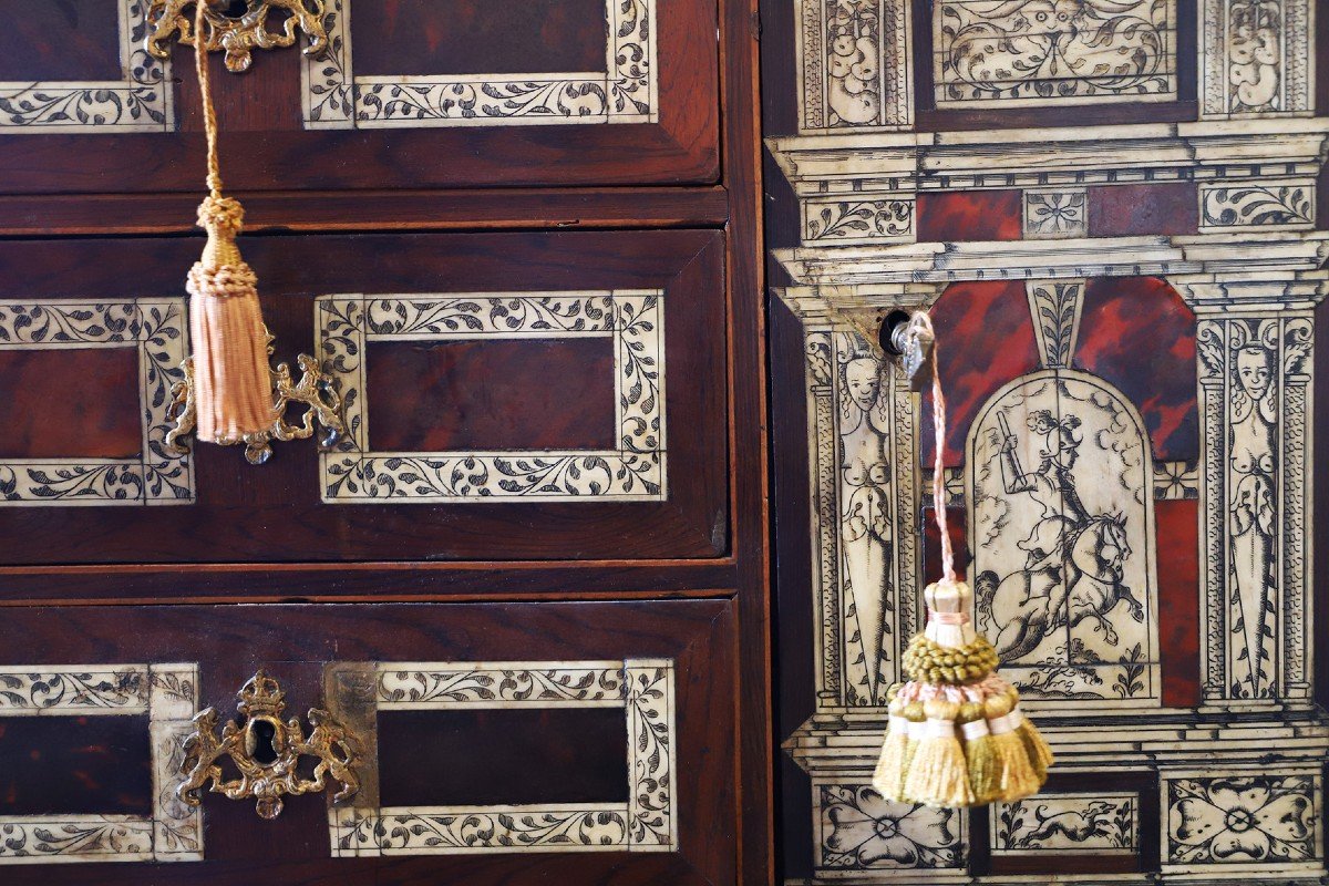 17th Century Walnut Veneer Cabinet-photo-3