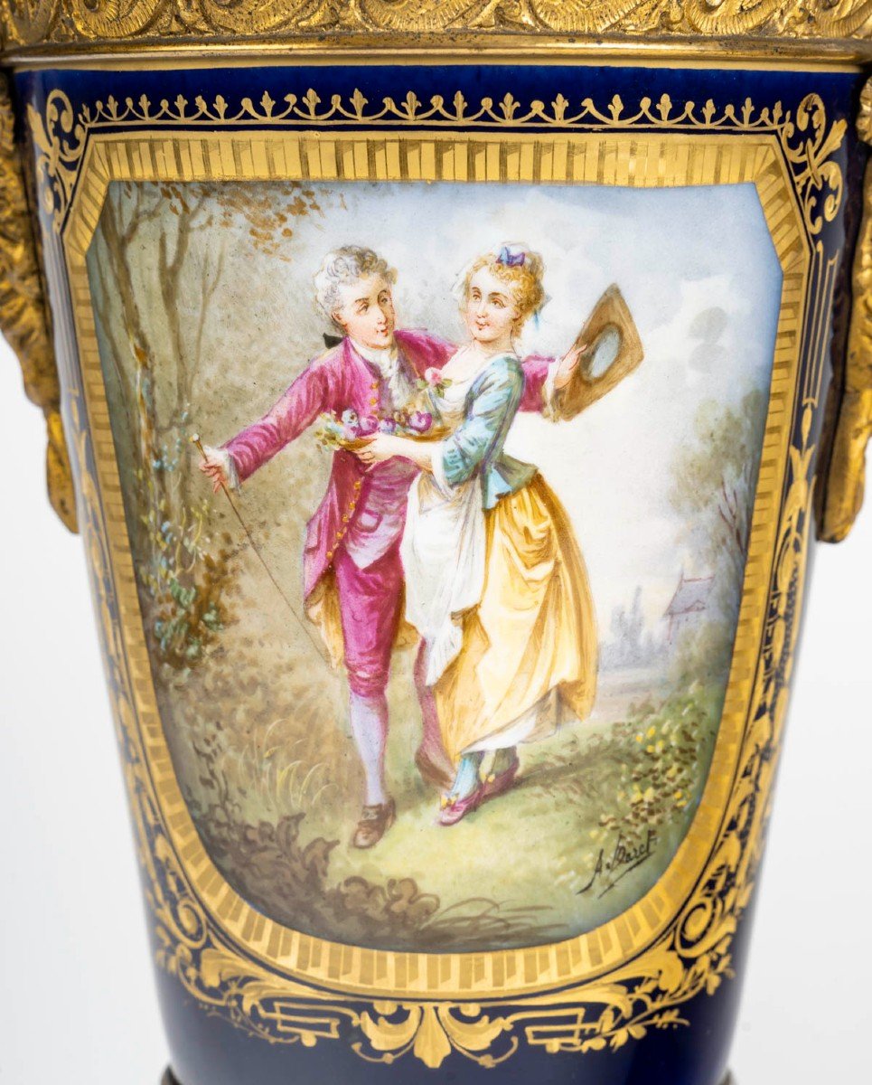 Paire De Vases Couverts En Porcelaine De Sevres.-photo-2