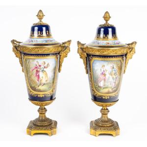 Paire De Vases Couverts En Porcelaine De Sevres.