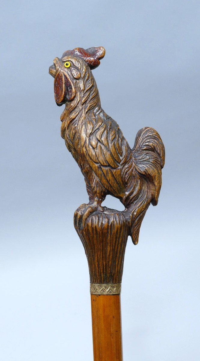 Canne De Collection Avec Pommeau En Bois Sculpté En Polychromie Représentant Un Coq En Pieds