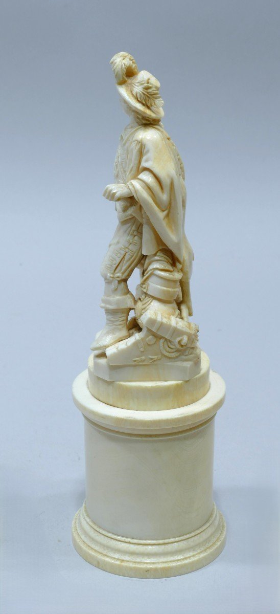 19th Century Ivory Statuette Representing The Famous Capitain Abraham Duquesne-photo-3