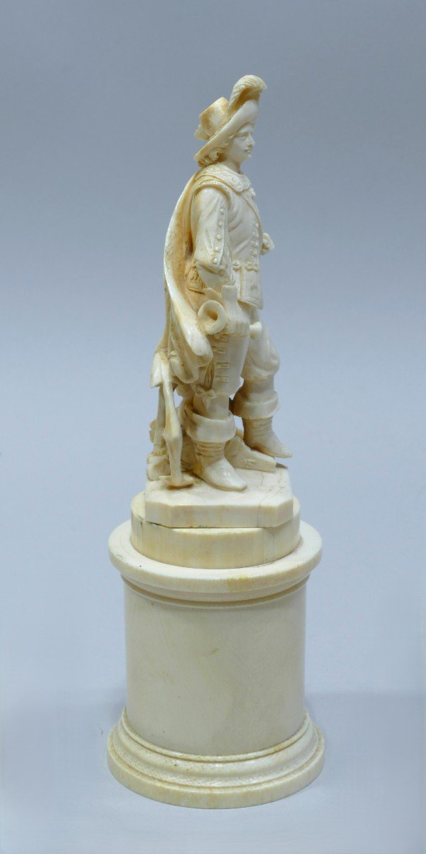 19th Century Ivory Statuette Representing The Famous Capitain Abraham Duquesne-photo-3