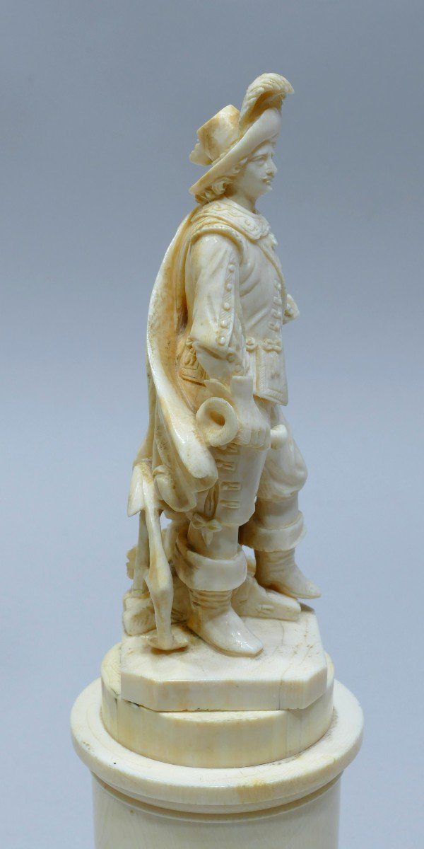 19th Century Ivory Statuette Representing The Famous Capitain Abraham Duquesne-photo-4