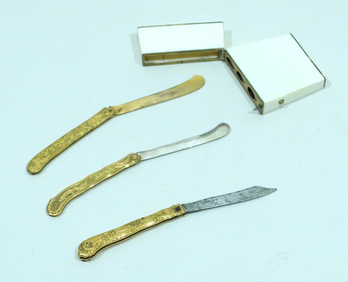 Set For Three Knives In Gold, Tortoiseshell And Ivory Dating From The 18th Century