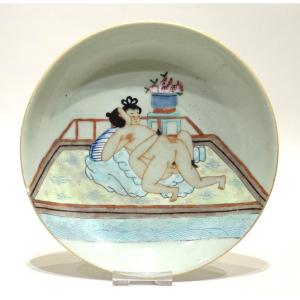 Erotic Plate Representing A Couple In Action - Canton 19th Century