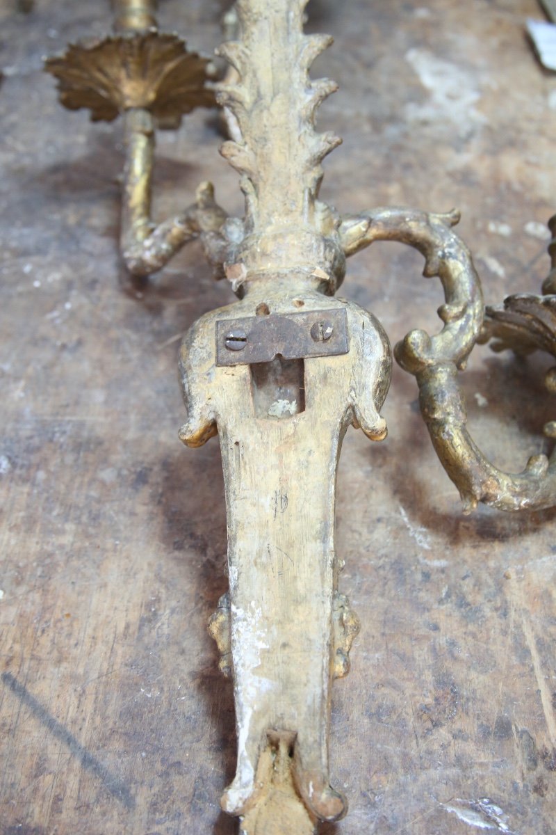 Paire de grandes appliques à deux lumières en bois et stuc doré, Italie vers 1730.-photo-6