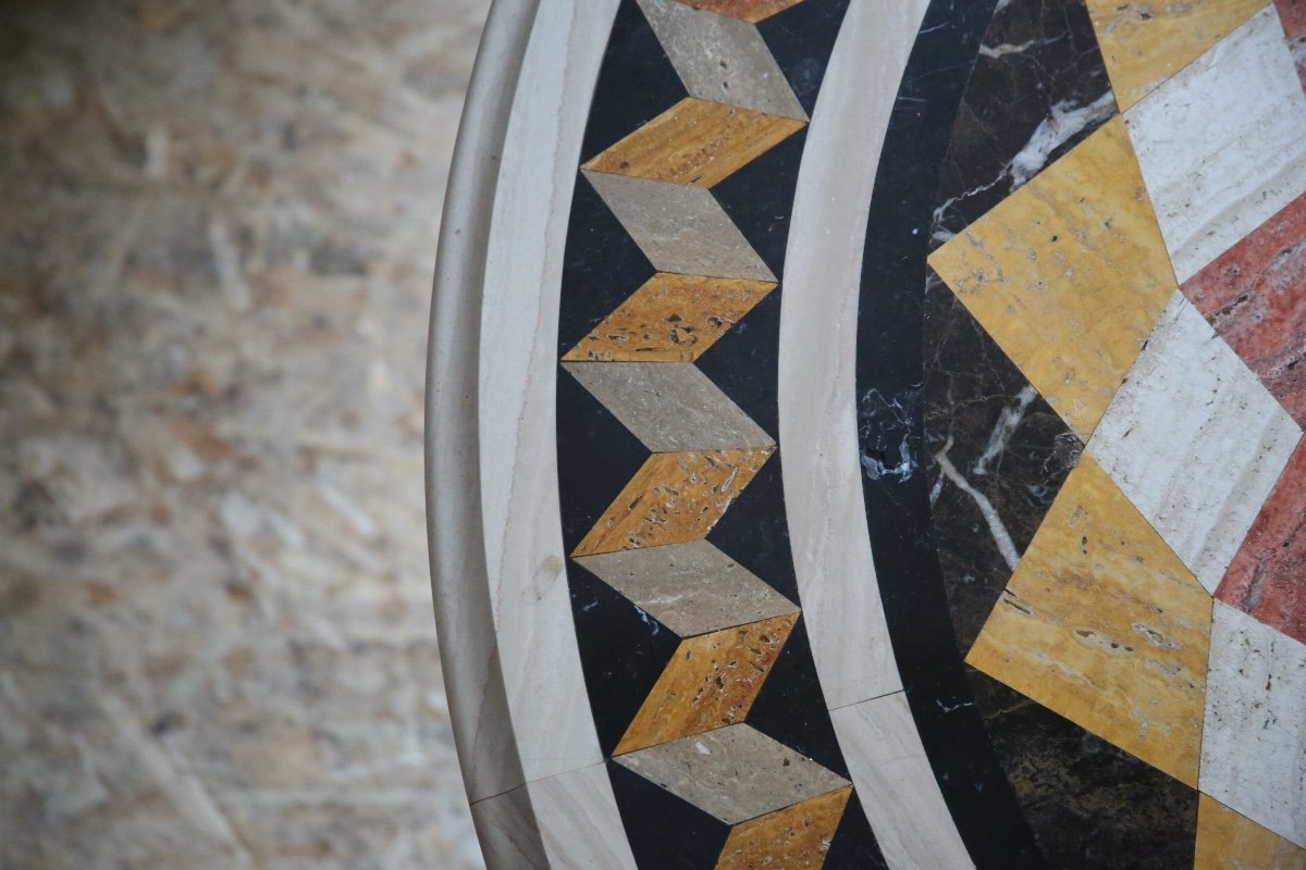 Table en travertin et marqueterie de marbre, travail Italien XXème siècle.-photo-1