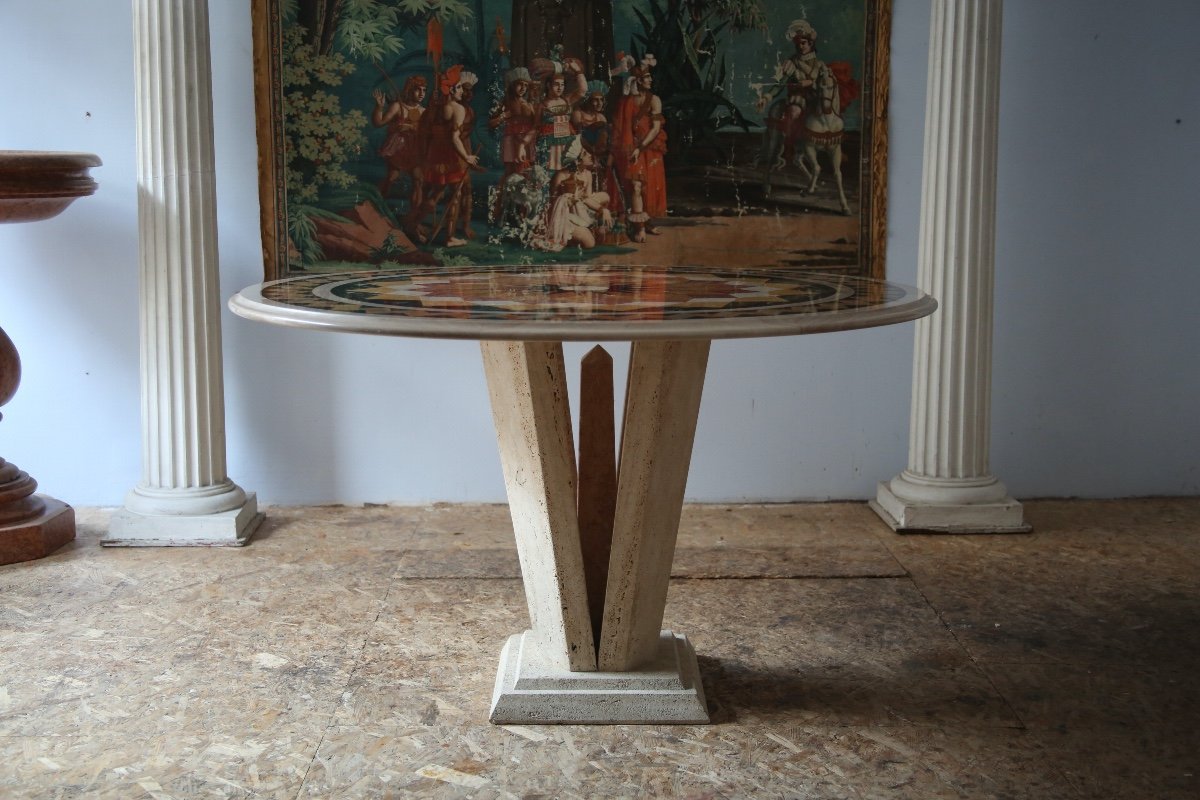 Table en travertin et marqueterie de marbre, travail Italien XXème siècle.