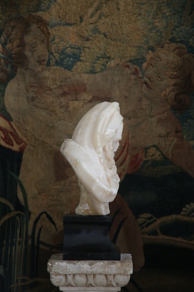 Statue allégorique en albâtre sculpté représentant l’hiver.-photo-2