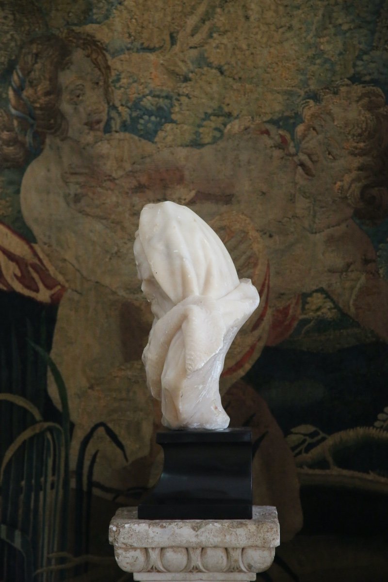 Statue allégorique en albâtre sculpté représentant l’hiver.-photo-4