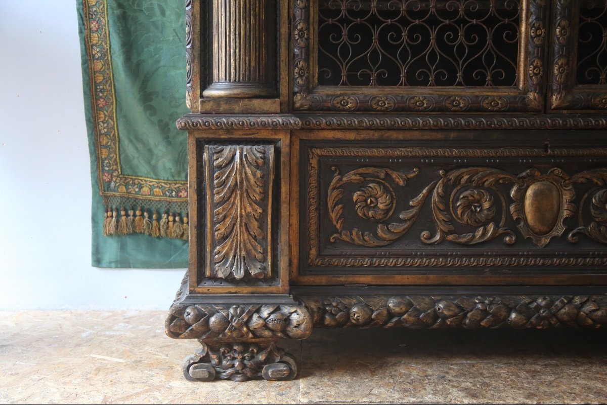 Grande armoire grillagée, richement sculptée et dorée, style baroque, Italie XXes-photo-2