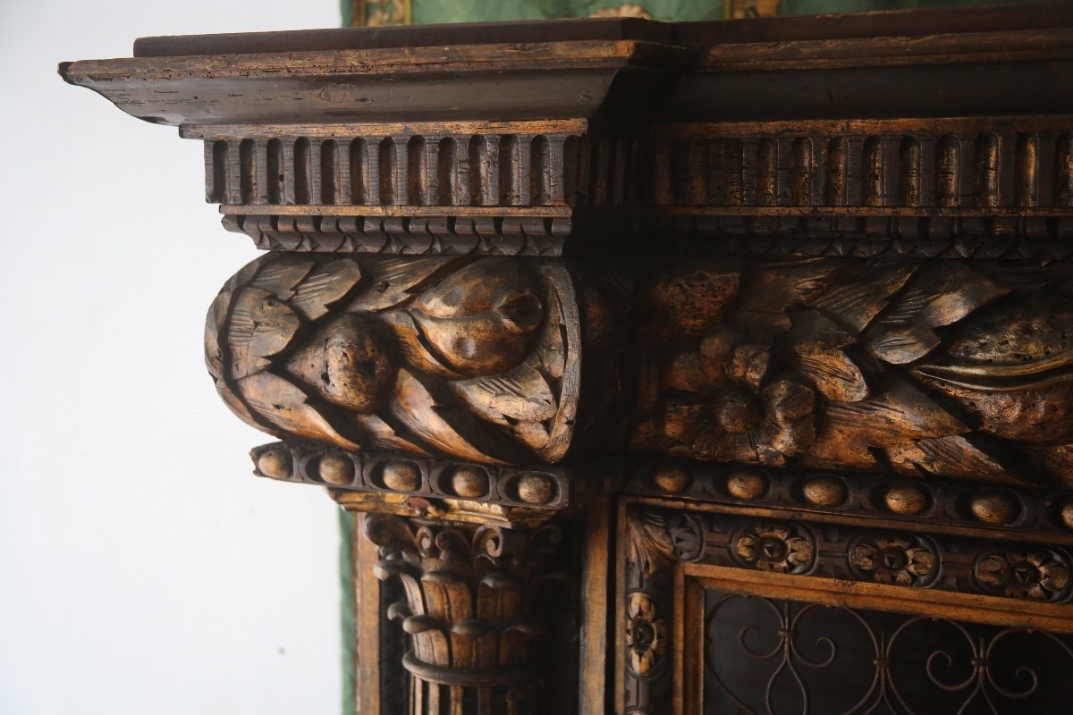 Grande armoire grillagée, richement sculptée et dorée, style baroque, Italie XXes-photo-3