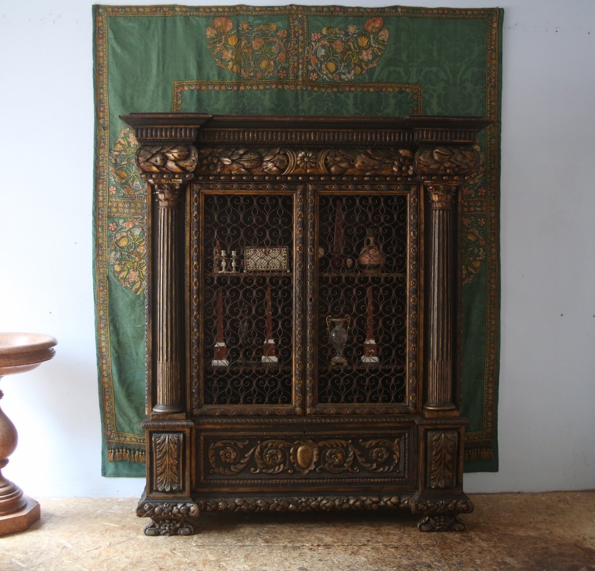 Grande armoire grillagée, richement sculptée et dorée, style baroque, Italie XXes-photo-4