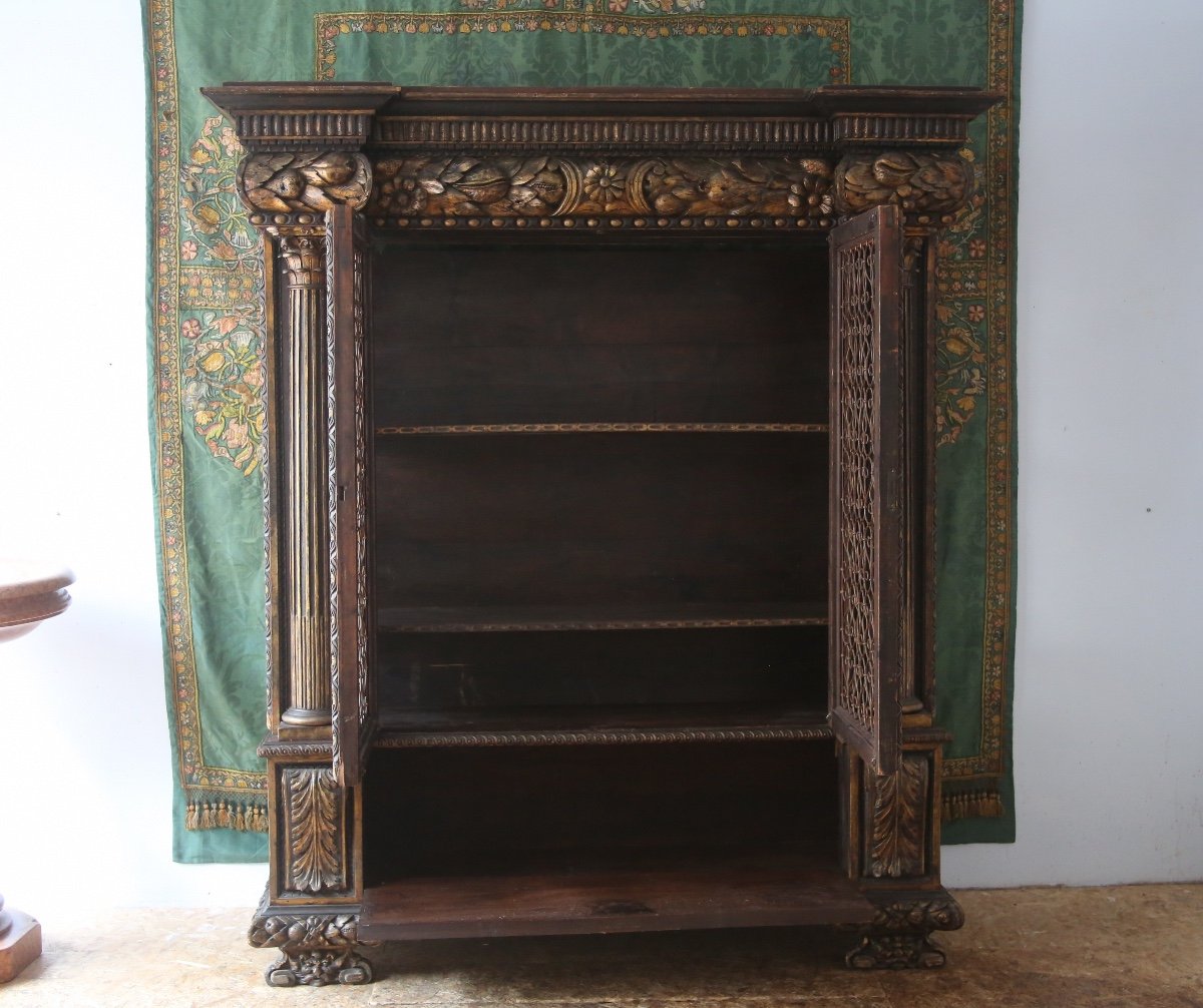 Grande armoire grillagée, richement sculptée et dorée, style baroque, Italie XXes-photo-1