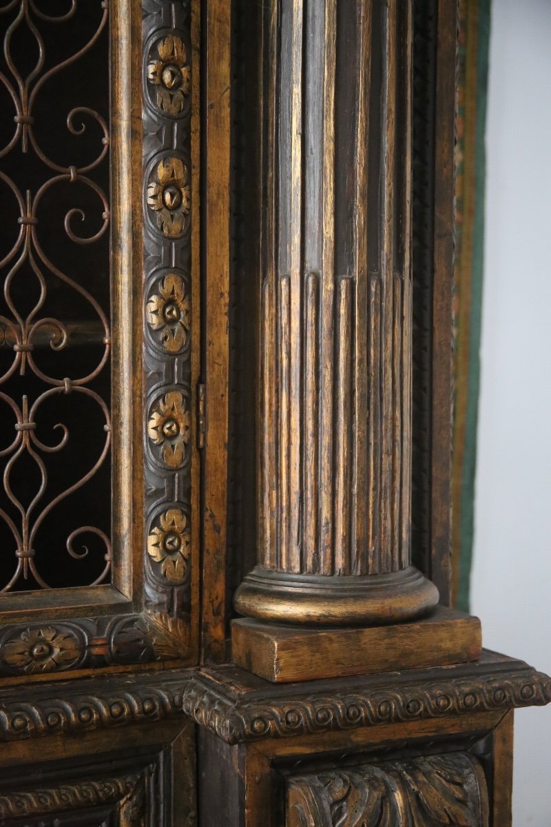 Grande armoire grillagée, richement sculptée et dorée, style baroque, Italie XXes-photo-3